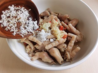 12、百香果柠檬鸡爪,加入白糖。