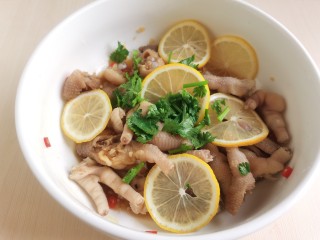 13、百香果柠檬鸡爪,放入柠檬片和香菜。