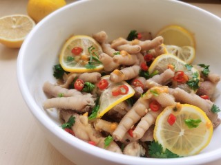 15、百香果柠檬鸡爪,将鸡爪和所有调料拌匀，盖上保鲜膜，放入冰箱冷藏腌制入味，冰爽酸辣更加好吃。