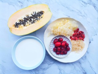 1、木瓜炖牛奶,准备好所有食材。