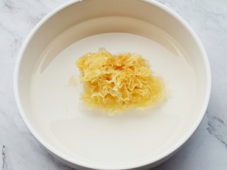 2、木瓜炖牛奶,银耳放温水中，