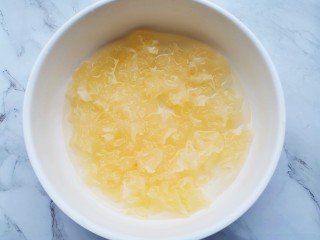 3、木瓜炖牛奶,泡发撕碎