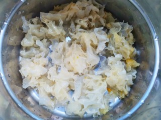 4、木瓜炖牛奶,放入锅中，