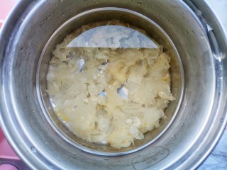 5、木瓜炖牛奶,加水煮半小时煮出胶，