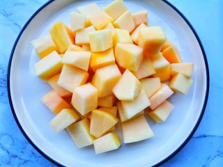 6、木瓜炖牛奶,木瓜去皮切小块，