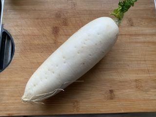 1、红烧萝卜,准备一个白萝卜(爷爷自己种的,可新鲜了)