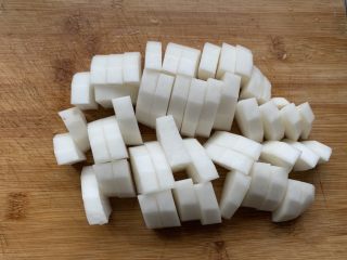 3、红烧萝卜,改刀切成块