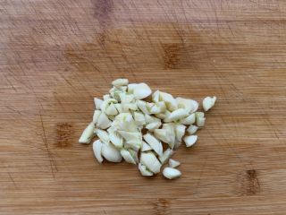 4、红烧萝卜,切些蒜末