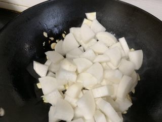 8、红烧萝卜,下入萝卜翻炒