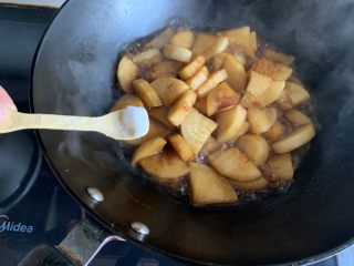 11、红烧萝卜,一点点盐就可以了