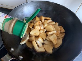 12、红烧萝卜,少许十三香,翻炒均匀