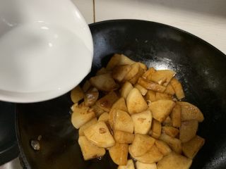 13、红烧萝卜,加少许清水