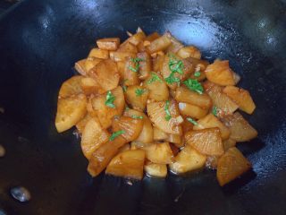 16、红烧萝卜,散上葱花,就可以出锅了