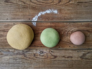 5、春暖花开,取适量面团分别加入加适量南瓜粉、菠菜粉和可可粉，揉匀至光滑。