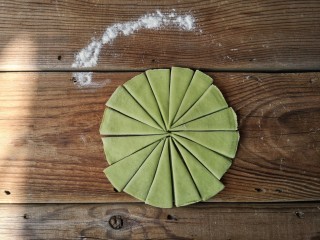 8、春暖花开,将菠菜面团同样擀成约5寸，厚5-7毫米的圆饼，并等分切成16份，如图。