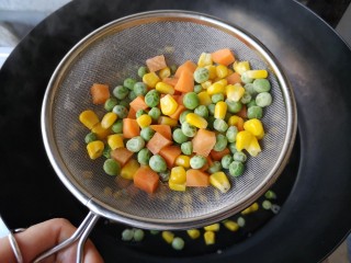 12、春暖花开,将焯好的食材沥水捞出备用。