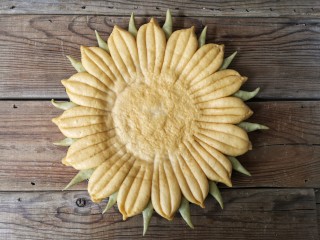 10、春暖花开,蒸好出锅的葵花盘子放在一旁备用。