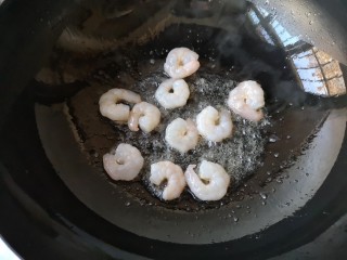 13、春暖花开,在锅中加入适量的油，烧至7成热，将处理好的虾仁入锅，炒至变色。