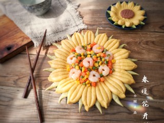 17、春暖花开,出锅后装在葵花馒头造型盘中。