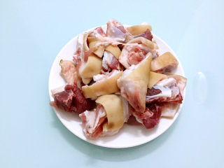 1、红烧肘子,肘子斩块洗净备用