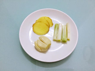 2、红烧肘子,葱切段、姜切片、蒜拍扁