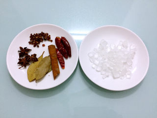 3、红烧肘子,冰糖、八角、桂皮、香叶、花椒、干红辣椒备好