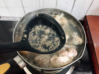 5、红烧肘子,大火烧开,捞出浮沫