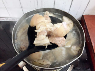 6、红烧肘子,再捞出猪脚沥干水份备用