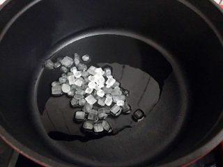 8、红烧肘子,放入冰糖