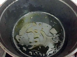 9、红烧肘子,小火炒至冰糖融化变成焦黄色