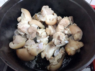 10、红烧肘子,放入肘子