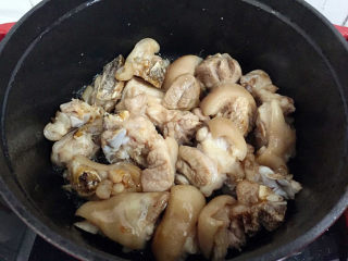 11、红烧肘子,翻炒至上糖色