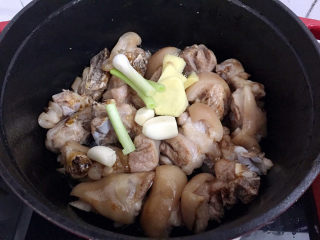 12、红烧肘子,放入葱姜蒜爆香