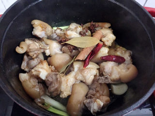 13、红烧肘子,放入花椒、八角、桂皮、香叶、干红辣椒,翻炒均匀