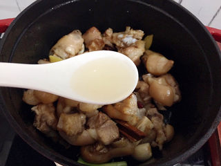 14、红烧肘子,加入料酒