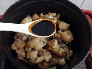 15、红烧肘子,加入老抽