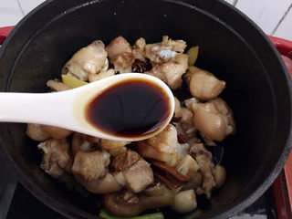 16、红烧肘子,加入生抽,翻炒至上色