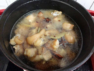 17、红烧肘子,加入适量的清水