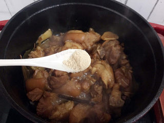 20、红烧肘子,炖至汤汁浓稠肘子软糯时加入鸡精