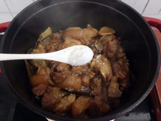 21、红烧肘子,加入盐调味