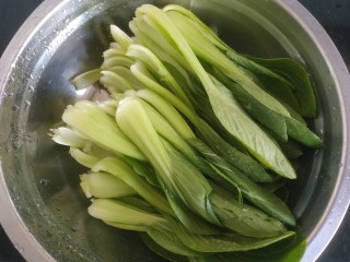 3、蒜蓉小油菜,油菜掰开洗净