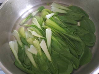 4、蒜蓉小油菜,锅中放入适量清水烧开放入油菜烧开关火