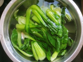 5、蒜蓉小油菜,把油菜捞出放入冷水中