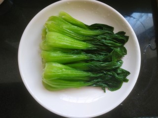 6、蒜蓉小油菜,捞出控干水分放入盘中