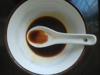 10、蒜蓉小油菜,适量盐。搅拌均匀使糖和盐融化，调成调料汁