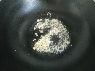 12、蒜蓉小油菜,锅中放入适量植物油，爆香蒜末