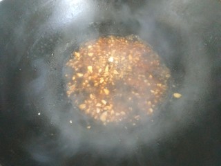 13、蒜蓉小油菜,把调料汁倒入锅中炝锅