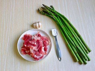 1、芦笋炒肉片,准备食材,牛肉提前切片,尽量薄一点。
