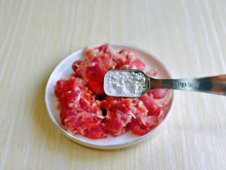4、芦笋炒肉片,加入一小勺番薯粉。
