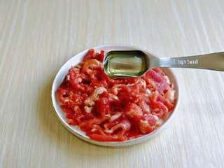 5、芦笋炒肉片,最后淋上一勺食用油,抓拌均匀,腌制10分钟,这样腌制牛肉锁住水分的同时牛肉更嫩滑。
